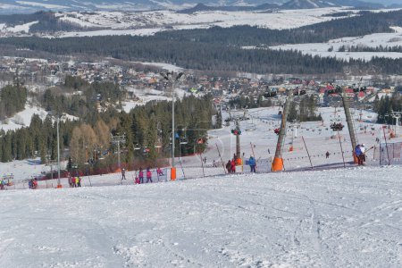 Foto de Bialka Tatrzanska, Polonia - 22 de febrero de 2021: Remonte y pista de esquí en la popular estación de invierno Kotelnica Bialczanska en Polonia. - Imagen libre de derechos