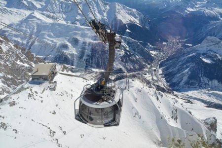 Foto de Courmayeur, Italy - February 20, 2020: Alpine cable car Skyway Monte Bianco from Courmayeur to Punta Helbronner with scenic views of Mont Blanc massif and Alps. Aosta Valley. - Imagen libre de derechos