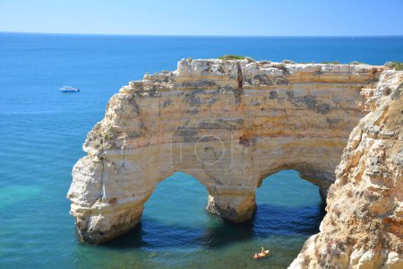 Téléchargez les photos : Paysage pittoresque de Praia da Marinha Arco falaises naturelles à double arche en Algarve, Portugal - en image libre de droit