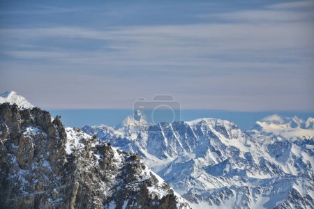 Foto de Escénico panorama invernal de los Alpes desde Punta Helbronner en Italia. Montaña Matterhorn en el fondo. Valle de Aosta. - Imagen libre de derechos