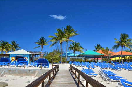 Foto de Playa en Isla Eleuthera, Bahamas. Cielo azul y palmeras. - Imagen libre de derechos