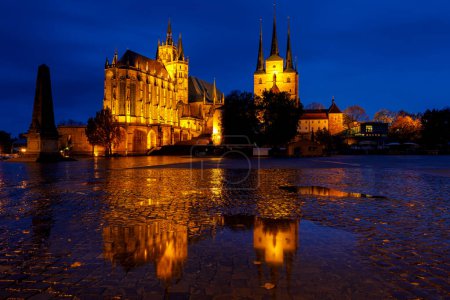 Téléchargez les photos : The Erfurter Cathedral illuminated at night - en image libre de droit