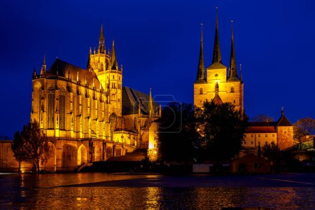 Téléchargez les photos : The Erfurter Cathedral illuminated at night - en image libre de droit