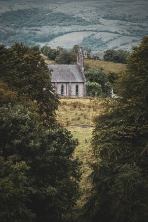Téléchargez les photos : A lonely church in Ireland - en image libre de droit