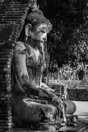 Téléchargez les photos : Buddha Statue at the temple ruins of Ava in Myanmar - en image libre de droit