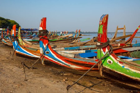 Téléchargez les photos : The wooden fisher boats of the Taungthaman Lake at Mandalay - en image libre de droit