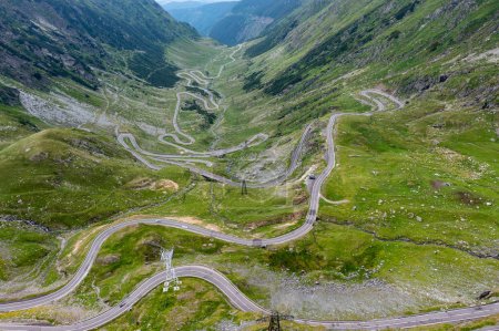 Téléchargez les photos : Les montagnes carpates avec la route sinueuse transfaragasan - en image libre de droit