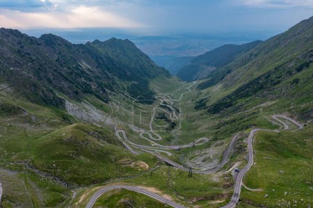 Foto de Las montañas de los Cárpatos con la sinuosa carretera transfaragana - Imagen libre de derechos