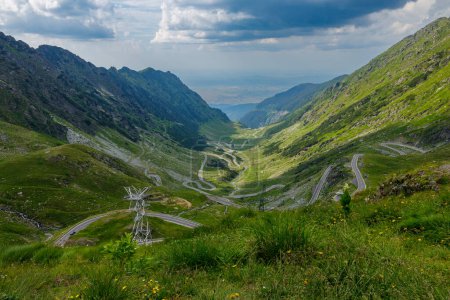 Foto de Las montañas de los Cárpatos con la sinuosa carretera transfaragana - Imagen libre de derechos