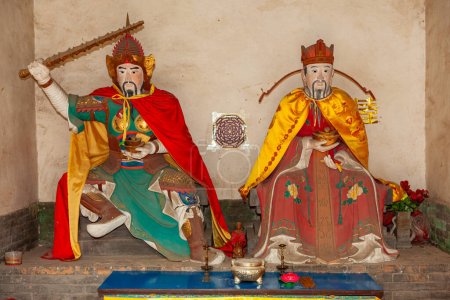 Téléchargez les photos : Statues et dieux dans un temple à Pingyao en Chine - en image libre de droit