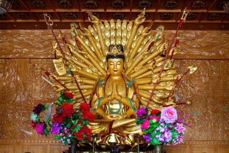 Téléchargez les photos : Statues et dieux dans un temple à Pingyao en Chine - en image libre de droit