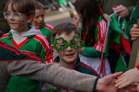 Foto de KILLLARNEY, IRLANDA - 17 DE MARZO: Desfile del Día de San Patricio en Killarney Irlanda el 17 de marzo de 2024: Desfile de San Patricio - Imagen libre de derechos