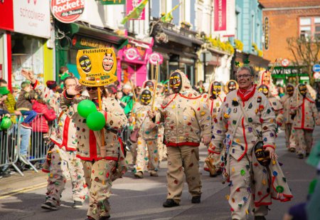 Foto de KILLLARNEY, IRLANDA - 17 DE MARZO: Desfile del Día de San Patricio en Killarney Irlanda el 17 de marzo de 2024: Desfile de San Patricio - Imagen libre de derechos