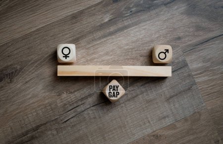 Cubos, dados o bloques con brecha salarial de género sobre fondo de madera