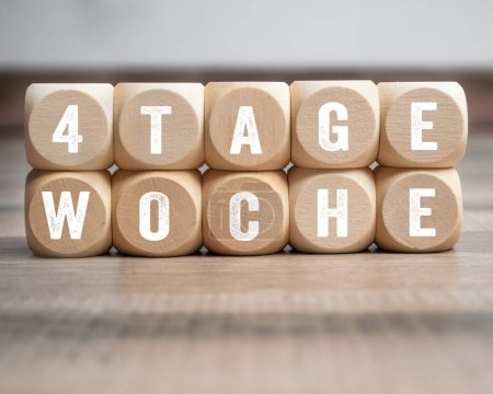Würfel, Blöcke oder Würfel mit den deutschen Wörtern für 4 Tage Woche - 4 Tage Woche auf Holzgrund
