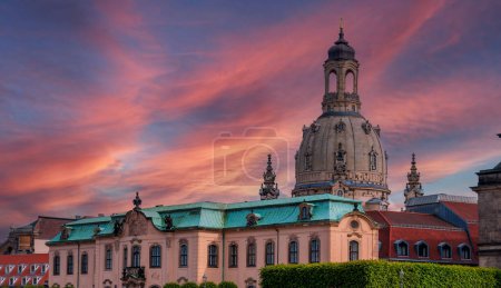 Antiguo Dresde Frauenkirche Elbflorenz por la noche y con puesta de sol