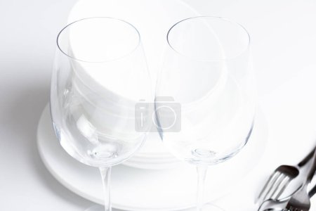Foto de Playa de vajilla blanca y vasos sobre fondo blanco - Imagen libre de derechos