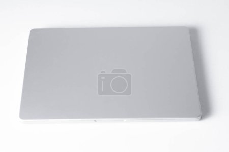 Foto de Portátil gris aislado sobre fondo blanco - Imagen libre de derechos