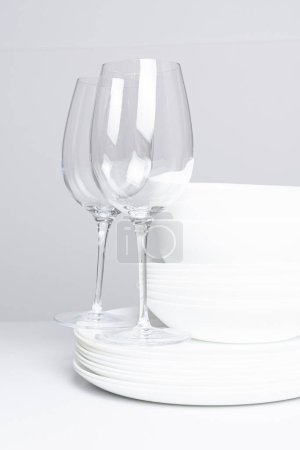 Téléchargez les photos : Vaisselle et verres blancs vides sur fond blanc - en image libre de droit