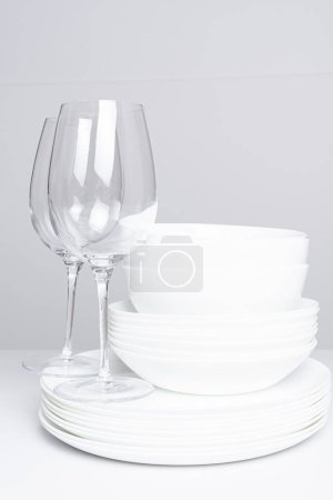 Téléchargez les photos : Vaisselle et verres blancs sur fond blanc - en image libre de droit