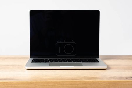 Téléchargez les photos : Ordinateur portable moderne avec écran noir sur le fond blanc - en image libre de droit