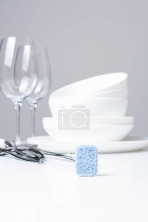 Foto de Vasos vacíos con cubiertos sobre fondo blanco - Imagen libre de derechos