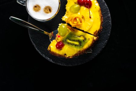 Téléchargez les photos : Gâteau savoureux et latte dans une tasse en verre sur la table - en image libre de droit