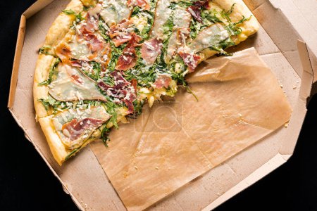 Foto de Pizza con espinacas, carne y queso en el fondo, de cerca - Imagen libre de derechos