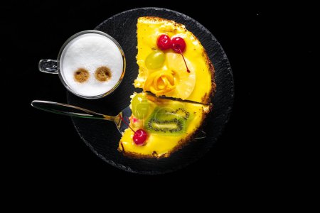 Foto de Café con leche en taza de vidrio con delicioso pastel en el fondo. - Imagen libre de derechos