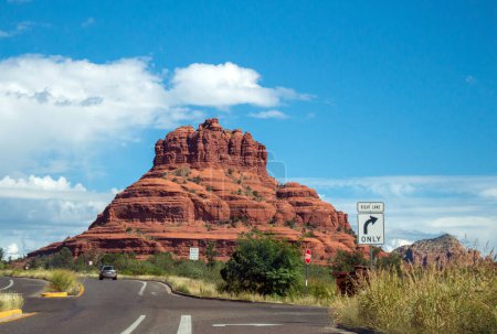 Téléchargez les photos : Ciel bleu et nuages blancs contrastent bien avec la belle formation de Bell Rock en Arizona. - en image libre de droit