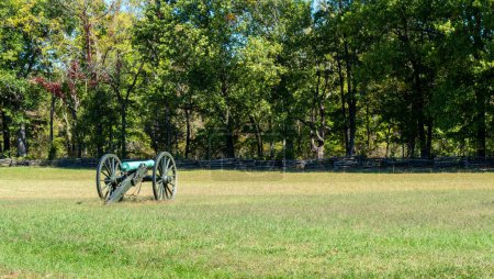 Un memorial recordando a los valientes veteranos si la Guerra Civil Americana. Los cañones eran un arma defensiva importante.