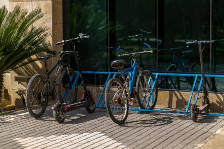 Téléchargez les photos : Parking à vélos dans la cour de l'école. - en image libre de droit