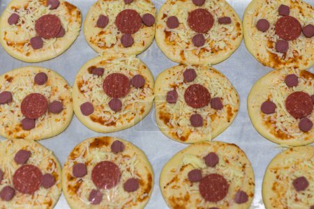 Foto de Pizza casera de pepperoni, salchichas y queso. - Imagen libre de derechos