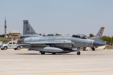 Foto de Konya, Turkey - 07 01 2021: Anadolu Kartal Air Force Exercise 2021  Pakistan Air Force JF 17 fighter jet in take-off position in Turkey - Imagen libre de derechos