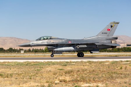 Foto de Konya, Turkey - 07 01 2021: Anatolian Eagle Air Force Exercise 2021  F16 Fighter jet in a taxiing position in Turkey - Imagen libre de derechos