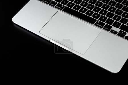 Foto de Teclado y trackpad, teclado gris. - Imagen libre de derechos