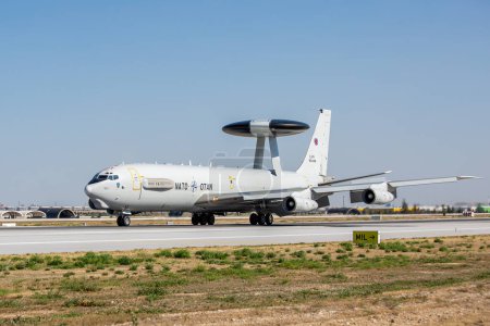 Téléchargez les photos : Konya, Turquie - 07 01 2021 : Un avion Boeing E-3 Sentry Airborne Early Warning and Control (AEW & C) des États-Unis atterrit pendant l'exercice Anatolian Eagle Air Force 2021. AWACS - en image libre de droit