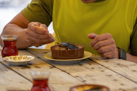 Téléchargez les photos : Pudding au thé et riz turc sur la table en bois - en image libre de droit