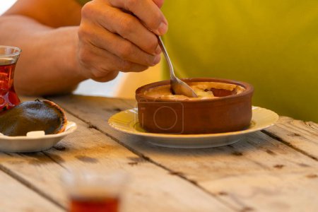 Téléchargez les photos : Pudding au thé et riz turc sur la table en bois - en image libre de droit