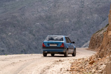 Un coche que viaja por carreteras sucias de alta meseta en Turquía