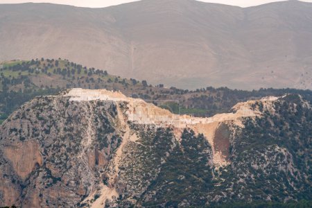 Carrières de marbre dans les monts Taurus d'Antalya Turquie. Dommages à la nature