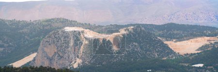 Marmorsteinbrüche im Taurusgebirge von Antalya Türkei. Schäden an der Natur