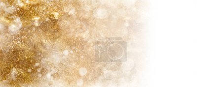Téléchargez les photos : Bannière d'arrière-plan de Noël doré avec scintillements brillants festifs et bokeh scintillant, paillettes d'or sur blanc avec espace de copie pour vos salutations saisonnières. Fond abstrait festif avec espace de copie - en image libre de droit