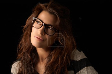 Téléchargez les photos : Close up attractive woman with casual hairstyle, wearing fashion eyeglasses. Cool trendy eyewear portrait isolated on black background with copyspace. - en image libre de droit