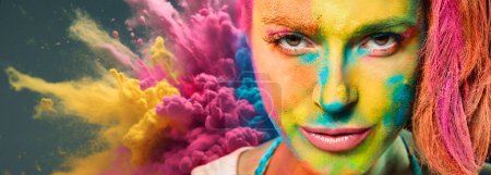 Téléchargez les photos : Mystérieuse jeune femme couverte de poudre de couleur arc-en-ciel avec une explosion de couleur en arrière-plan. Festival Colors Holi. Concept de printemps beauté - en image libre de droit