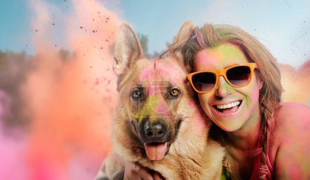 Foto de Mujer feliz y su amigo peludo divirtiéndose en el festival de colores. Primer plano con espacio de copia - Imagen libre de derechos
