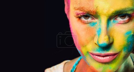 Téléchargez les photos : Mystérieuse femme sensuelle couverte de poudre colorée arc-en-ciel utilisée pour célébrer la fête des couleurs Holi. Concept de printemps beauté - en image libre de droit
