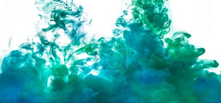 Foto de Tinta acrílica verde y azul en agua. Resumen Antecedentes. Textura de pintura. aislado en blanco con copyspace - Imagen libre de derechos