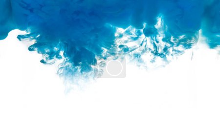Téléchargez les photos : Encre acrylique bleue dans l'eau. Explosion de couleur. Peinture Texture isolée sur fond blanc - en image libre de droit