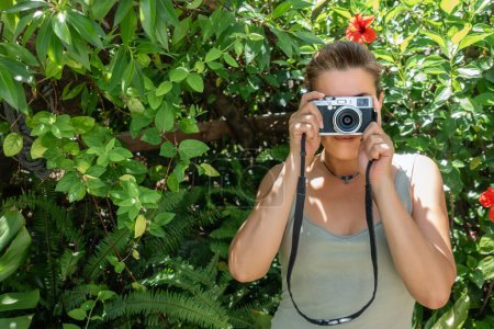 Téléchargez les photos : Une femme avec un appareil photo compact extérieur - en image libre de droit